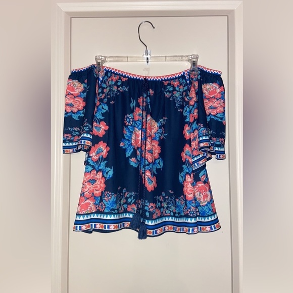 GUC Flying🍅 Sz-S Scoping Neckline/Cold Shoulder, Angle Sleeves, Lightweight Top - Picture 4 of 16